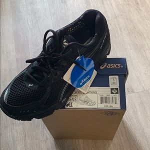 NEW ASICS Sneakers in black! Size 6.5